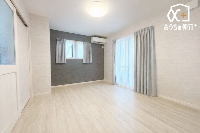 ���r���O �L�X�Ƃ����J�����̂��郊�r���O���[���͉Ƒ��̌e���̏�ɍœK�ł��B���[�X�y�[�X���[�����Ă���A�X�b�L���Ƃ�����炵�������܂��B���ʐ^�́A�Ƌ��������CG�摜�ɂȂ�܂��B