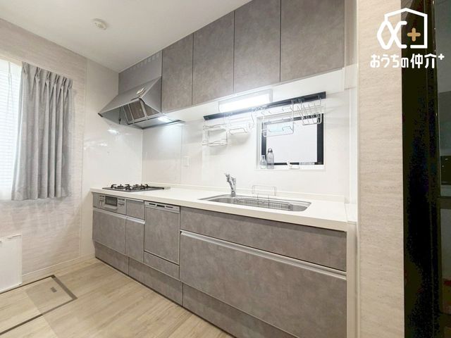 �L�b�`�� �݌˒I��������L�b�`���́A���[�͂�����X�b�L���Ƃ�����Ԃ��������܂��B��������H�ނ������悭���[�ł��邽�߁A�ƂĂ��g���₷���f�U�C���B�������y���ނ��߂̗��z�I�Ȋ��ł��B