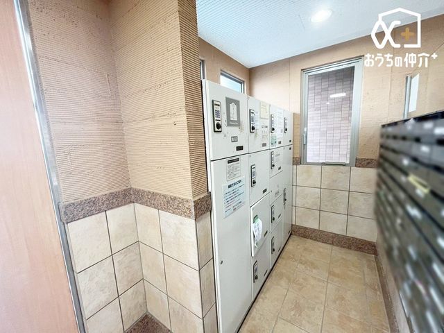 ���̑� �W���|�X�g�E��z�{�b�N�X�̗l�q�ł��B����̏ꍇ�ł����S���ĉו��̂��󂯎�肪�\�ȑ�z�{�b�N�X�ƁA�Y��Ɏ��������ꂽ�W���|�X�g