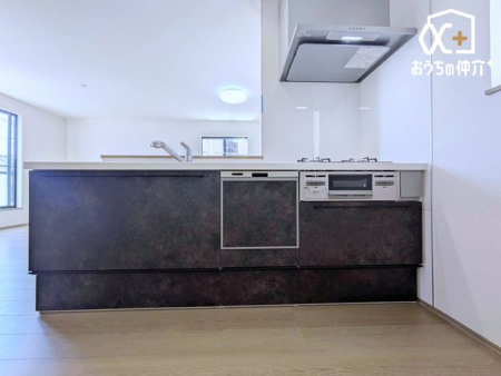 �L�b�`�� �����̍�Ƃ��y�����Ȃ�L�b�`���X�y�[�X�B�g������̗ǂ��z�u�Ǝ��[�͂ŁA�Ǝ��̌������A�b�v�B�Ƒ��Ƃ̎��Ԃ������Ə[�����܂��B