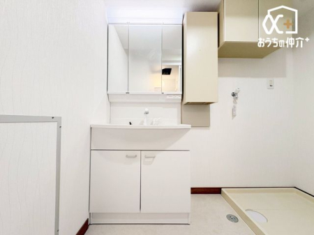 ���ʑ�E���ʏ� �������̂�����ʏ��́A�V���v���ł���Ȃ���@�\�I�ȃf�U�C���������B�L�߂̃X�y�[�X�Ǝ��[���[�����Ă���A�����̐g�x�x�₨����ꂪ�X���[�Y�ɍs���܂��B