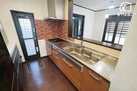 �L�b�`�� �`Kitchen�`�����g���L�b�`�������炱���A�H���̏������y�������ԂɁA�Z�������ł��X���[�Y�ɖ��ʂȂ���Ƃł���A���������ȒP�ɂł���ȂǁA�������y��������L�b�`���X�y�[�X�Ɏd�グ�܂����B