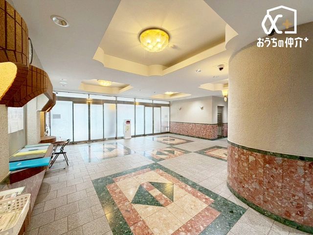 �G���g�����X �}���V�����̃G���g�����X�͏Z�܂��̊�B���邭�J���I�ȋ�Ԃ��A�Z�ޕ��◈�q�ɐS�n�悢��ۂ�^���܂��B