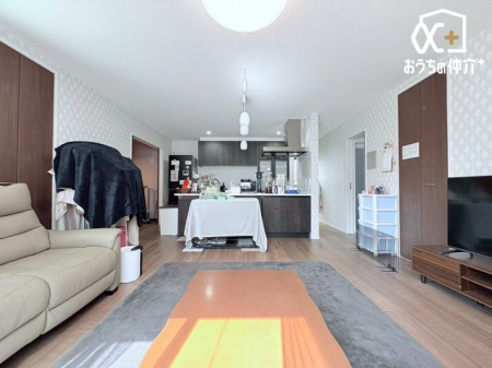 ���r���O �Ƒ��̏Ί炪�W���L�X���r���O�B�㎿�ȃf�U�C���Ƌ@�\�������a�����ԂŁA���z�̕�炵�������B