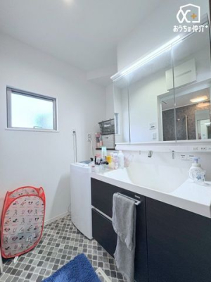 ���ʑ�E���ʏ� �O�ʋ��̉��ɉB���ꂽ��e�ʎ��[�B�X�^�C���b�V���ŋ@�\�I�Ȑ��ʏ��ŁA��炵�������Ɖ��K�ɁB