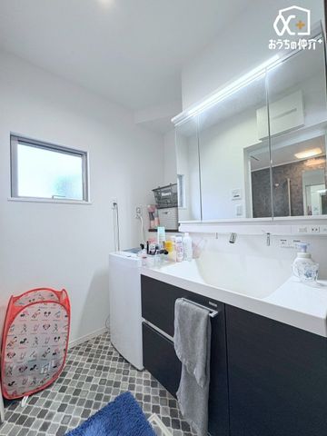 ���ʑ�E���ʏ� �O�ʋ��̉��ɉB���ꂽ��e�ʎ��[�B�X�^�C���b�V���ŋ@�\�I�Ȑ��ʏ��ŁA��炵�������Ɖ��K�ɁB