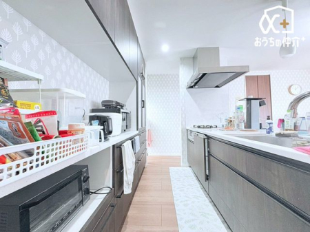 �L�b�`�� ���[�������L�b�`���͒�������H�ނ��������萮���ł��A��ƌ������A�b�v�B�����ڂ��X�b�L�����A�����̗��������K�ɂȂ�܂��B