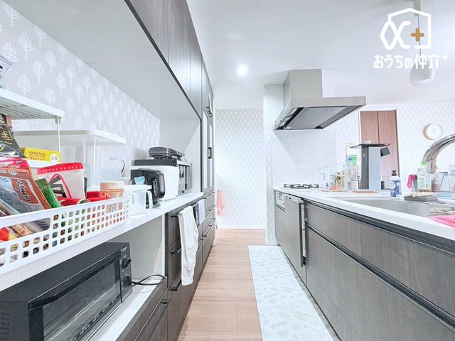 �L�b�`�� ���[�������L�b�`���͒�������H�ނ��������萮���ł��A��ƌ������A�b�v�B�����ڂ��X�b�L�����A�����̗��������K�ɂȂ�܂��B