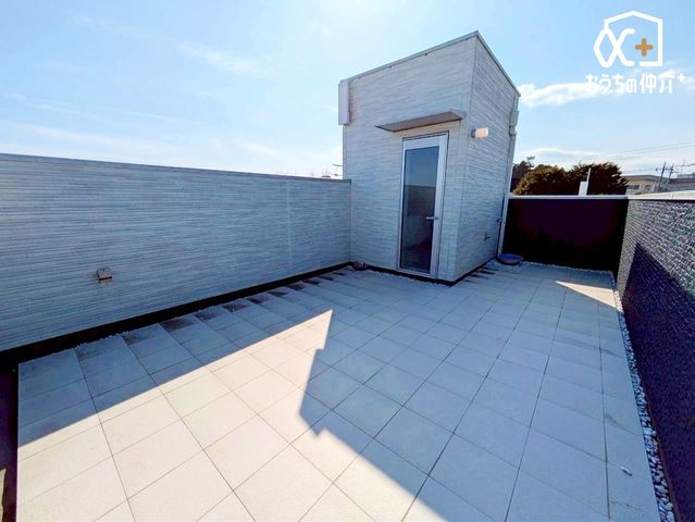 �o���R�j�[ �K�i�ōs���鉮��̗l�q�ł��B����t�����������ł��B