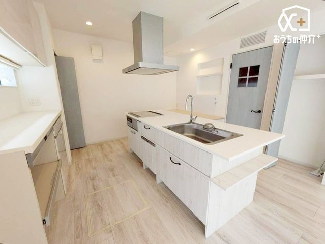 �L�b�`�� �`Kitchen�`�����g���L�b�`�������炱���A�H���̏������y�������ԂɁA�Z�������ł��X���[�Y�ɖ��ʂȂ���Ƃł���A���������ȒP�ɂł���ȂǁA�������y��������L�b�`���X�y�[�X�Ɏd�グ�܂����B