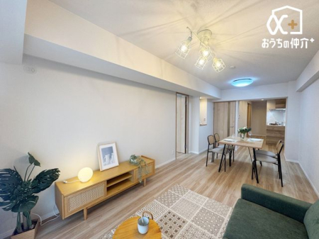 ���r���O ��15.6����LDK�̗l�q�ł��B �e�����ɍs�������₷�����r���O�́A���R�ƉƑ����W�܂��ԂɂȂ�܂��B