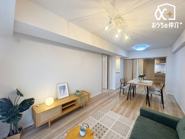 ���r���O ��15.6����LDK�̗l�q�ł��B �e�����ɍs�������₷�����r���O�́A���R�ƉƑ����W�܂��ԂɂȂ�܂��B