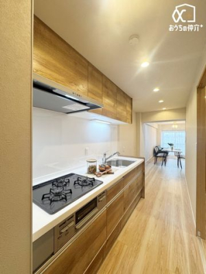 �L�b�`�� ��ƂɏW���ł���Ǖt���L�b�`���B�܂��A�ڂ̑O�ɕǂ����邱�Ƃɂ���ĉ���̔�юU��Ȃǂ��C�ɂ����ɍ�Ƃ��ł���Ƃ��������b�g������܂��B