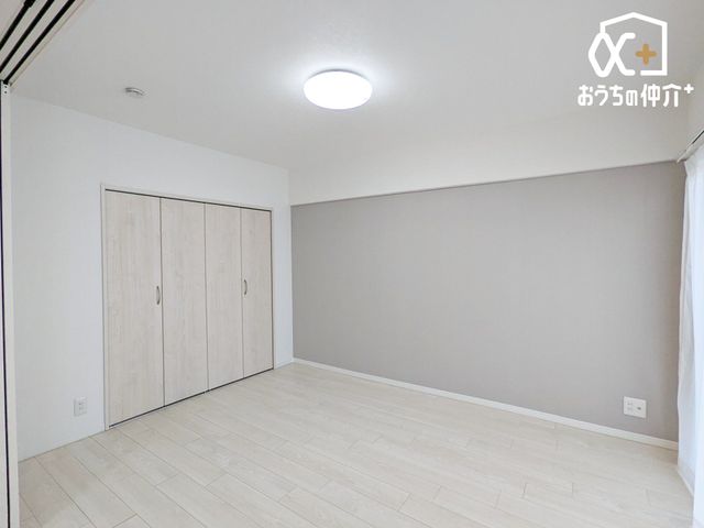 �Q�� �Q���ɃI�X�X���Ȗ�U���m���̗l�q�ł��B�N���[�[�b�g���t���Ă���A�Q��E�ߗޓ����L�x�Ɏ��[�\�ȐQ���ł��B