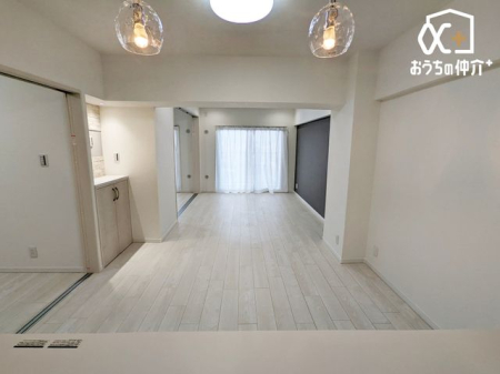 ���r���O �L�b�`�����猩�����r���O�̗l�q�ł��B�����������Ȃ��炲�Ƒ��ƃR�~���j�P�[�V�������Ƃ邱�Ƃ��ł���������݌v�ł��B