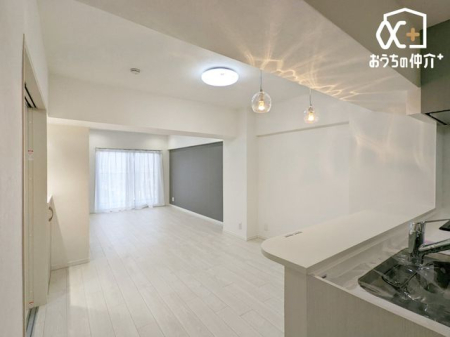 ���r���O ���Ƒ������R�ƏW�܂郊�r���O�̗l�q�ł��B ���C�ɓ���̃\�t�@�[��e�[�u����u���Ă��C�ɓ���̋�ԂɁB