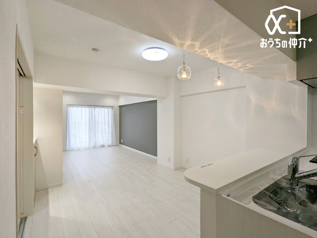 ���r���O ���Ƒ������R�ƏW�܂郊�r���O�̗l�q�ł��B ���C�ɓ���̃\�t�@�[��e�[�u����u���Ă��C�ɓ���̋�ԂɁB