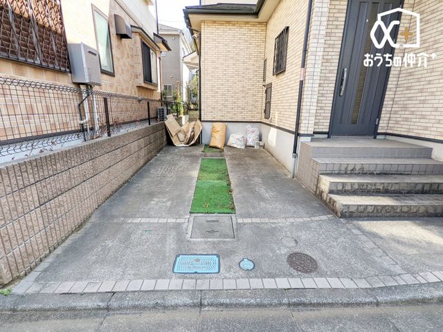  �J�[�X�y�[�X�̗l�q�ł��B�O�ʓ��H�͌�ʗʂ����Ȃ��A���Ԃ̏o����������S���ăX���[�Y�ɍs���܂��B