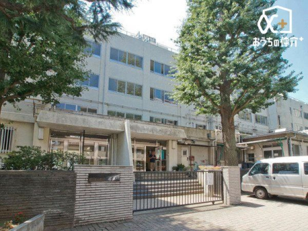 ���ӊ� ���n�旧��ΐ_�䒆�w�Z �k��12���B�i�H�w���ł́A�E��̌��ƂƂ��ɐ��k�������A�g�ŏ��w�Z�̎����ɑ΂��ă��g���e�B�[�`���[�ƂȂ��ċ��t�̌������Ă��܂��B 960m