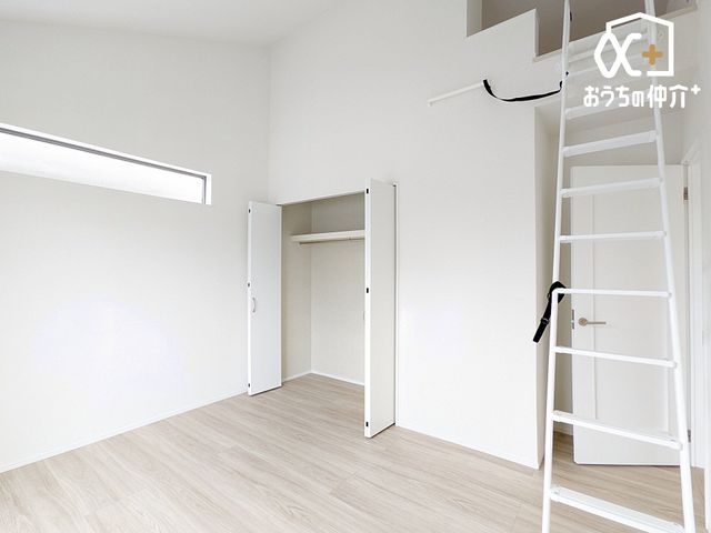 �Q�� �Q���ɃI�X�X���ȗm���̗l�q�ł��B�N���[�[�b�g�⃍�t�g���t���Ă���A�Q��E�ߗނ����łȂ��A�V�[�Y���I�t�̂��̂��L�x�Ɏ��[�\�ȐQ���ł��B