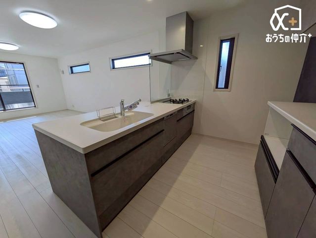 �L�b�`�� �`Kitchen�`�J�E���^�[�L�b�`���@���l�ڐ��̂�������ԁB�J�E���^�[�L�b�`���B�Ǝ������Ȃ�������q�l����ڂ𗣂��Ȃ��B���͂���l�l�ƒk�΂���B�J�E���^�[�L�b�`�������炱���\�ȓ���ł��B