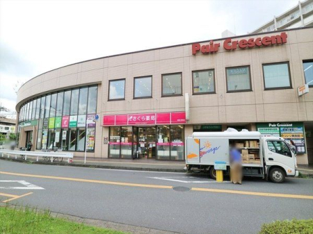 ���ӊ� �u�؃j���[�^�E���E�y�A�N���Z���g �k��30���B1.2�K�ɗX�֋Ǔ��̏��ƃt���A��݂��A3�K�ɃI�t�B�X�E�N���j�b�N�t���A��z�����n�斧���^�̉w�O�����{�݂ł��B 2350m