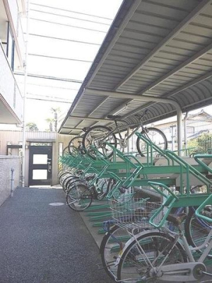 ���̑� �~�n�����փX�y�[�X�̗l�q�ł��B�J���玩�]�Ԃ�����Ă���鉮���t���̒��փX�y�[�X�ł��B