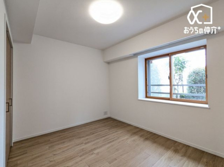 �Q�� �����������炩���������ގ�Q���B�����������ؖڂƔ��ǂ��S�n�悭�A���[�[���B�x�b�h��f�X�N���u����L���ŁA�Â��Ȏ��Ԃ���ވꎺ�B���͑u�₩�ȕ����ʂ�A��͂������x���ł��܂��B