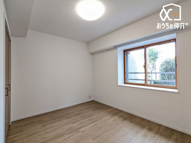 �Q�� �����������炩���������ގ�Q���B�����������ؖڂƔ��ǂ��S�n�悭�A���[�[���B�x�b�h��f�X�N���u����L���ŁA�Â��Ȏ��Ԃ���ވꎺ�B���͑u�₩�ȕ����ʂ�A��͂������x���ł��܂��B