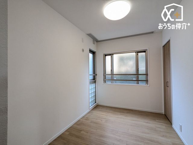 ���̑� �Q�ʍ̌��Ŗ��邳������܂��B�q���������A�d���̃X�y�[�X�ɂ��œK�ł��B