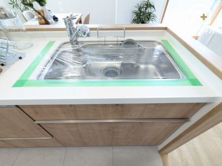 �L�b�`�� �������̂���s�J�s�J�̃X�e�����X�V���N�͍L���č�Ƃ��₷�����B�V���v���Ȑ������D��ۂŁA�����̐􂢕������K�ɂȂ肻���B���|���ȒP�����ŁA�Ǝ��̌������オ��A�L�b�`���ɗ����Ԃ����S�n�悭�Ȃ�܂��ˁB