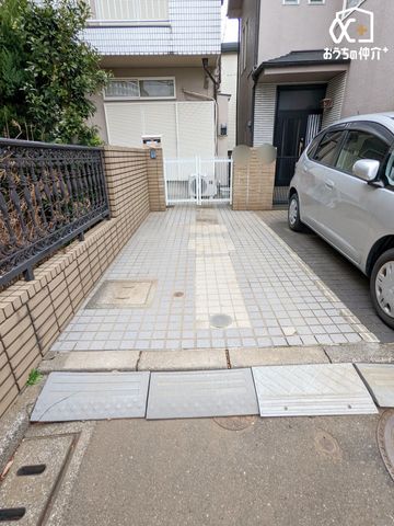  �J�[�X�y�[�X�̗l�q�ł��B�O�ʓ��H�͌�ʗʂ����Ȃ��A���Ԃ̏o����������S���ăX���[�Y�ɍs���܂��B