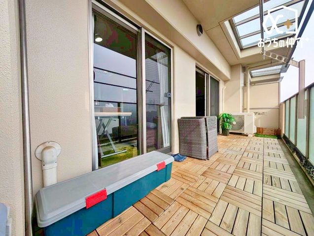 �o���R�j�[ �`Balcony�`���炩�ȗz�˂��������~���o���R�j�[�B���w�i�ɐS�n�悢�������������Ă����܂��B����O�֏o�ĊJ�����𖡂킦���Ԃł��B