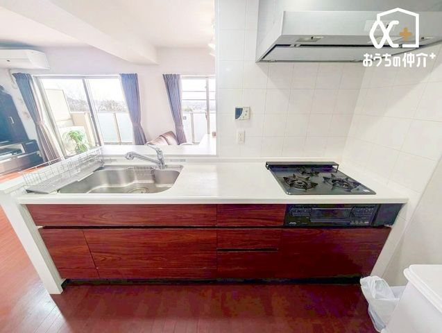 �L�b�`�� �����g���L�b�`�������炱���A�H���̏������y�������ԂɁA�Z�������ł��X���[�Y�ɖ��ʂȂ���Ƃł���A���������ȒP�ɂł���ȂǁA�������y��������L�b�`���X�y�[�X�ł��B