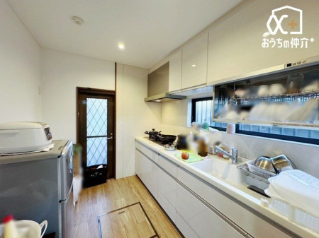 �L�b�`�� �����g���L�b�`�������炱���A�H���̏������y�������ԂɁA�Z�������ł��X���[�Y�ɖ��ʂȂ���Ƃł���A���������ȒP�ɂł���ȂǁA�������y��������L�b�`���X�y�[�X�ł��B