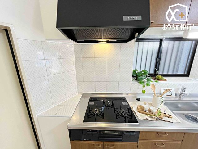 �L�b�`�� ������������O���R�����̗l�q�ł��B�u�߂�E�ύ��ޓ��̍�Ƃ������ɏo����R�����ł��B