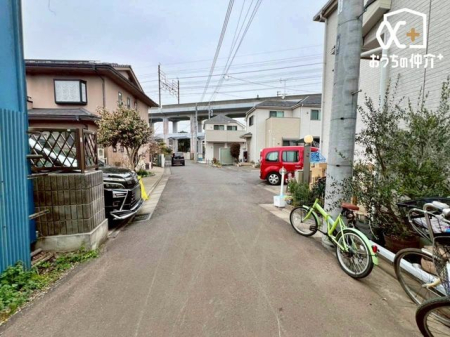 ���n�O�ώʐ^ ������悤�Ȑ��w�i�ɁA���X�ƘȂޓ@��́A���z�̉��b�𑶕��Ɏ󂯂�B�L�т₩�ŊJ���I�Ȓ��]�ƁA�����Ղ�ƍ~�蒍���z���ɁA�����ɏZ�܂��ґ�������Ǝ������Ē����܂�