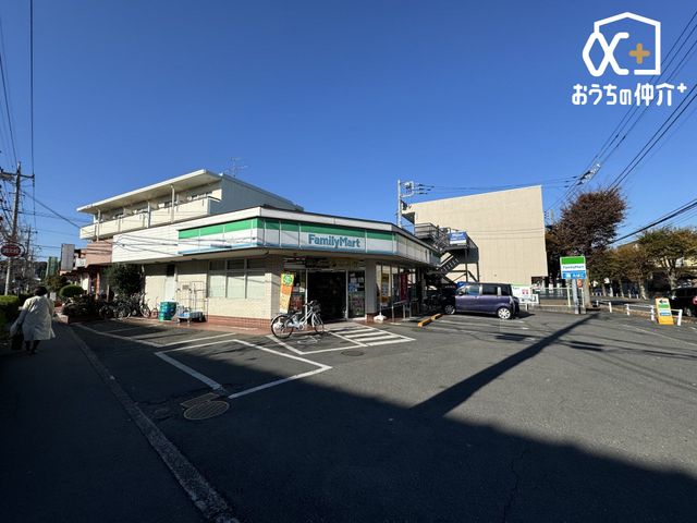 ���ӊ� �t�@�~���[�}�[�g ����w�񒚖ړX �k��3���B����w�c�t���̖ڂ̑O�ɂ���R���r�j�ł��B 230m