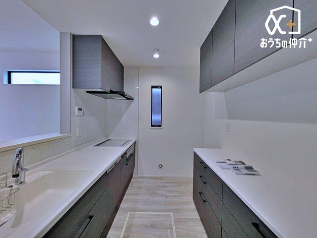 �L�b�`�� �����̍�Ƃ��y�����Ȃ�L�b�`���X�y�[�X�B�g������̗ǂ��z�u�Ǝ��[�͂ŁA�Ǝ��̌������A�b�v�B�Ƒ��Ƃ̎��Ԃ������Ə[�����܂��B