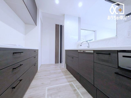 �L�b�`�� ���[�������L�b�`���͒�������H�ނ��������萮���ł��A��ƌ������A�b�v�B�����ڂ��X�b�L�����A�����̗��������K�ɂȂ�܂��B