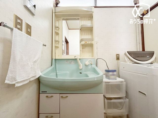 ���ʑ�E���ʏ� �������̂�����ʏ��́A�V���v���ł���Ȃ���@�\�I�ȃf�U�C���������B�L�߂̃X�y�[�X�Ǝ��[���[�����Ă���A�����̐g�x�x�₨����ꂪ�X���[�Y�ɍs���܂��B