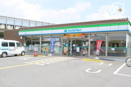 ���ӊ� �k��10���B�y�t�@�~���[�}�[�g�@���R����X�z24���ԉc�Ɓ@�����ɖʂ�����^�g���b�N�����p�ł���R���r�j 770m