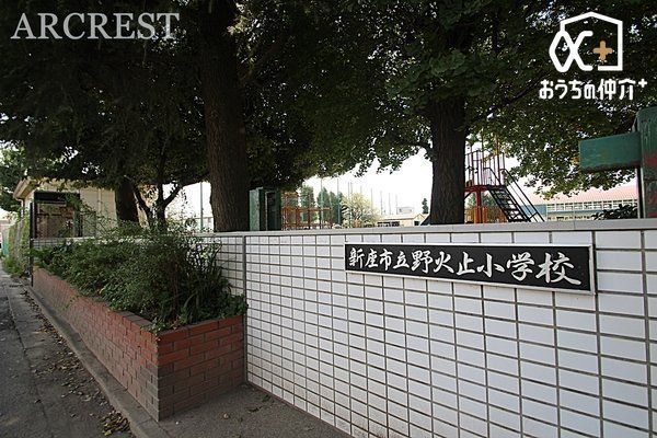 ���ӊ� �V���s����Ύ~���w�Z �k��29���B�V���s�̖k���Ɉʒu���A�������H�̐�z�X�������ɂ���A�܂�JR��������V���w�܂œk���T���ƌ�ʂ̕ւɌb�܂ꂽ���ɂ���܂� 2310m