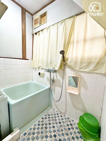 ���� ���������̂����ԂŃ����b�N�X�o�X�^�C���B�o�X�^�u�ɂ����Ċ����Ȃ���S�Ƒ̂����t���b�V���B����̔�������Ă���鐴�����̂���o�X���[���B