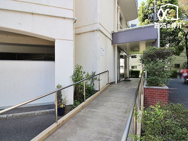 �G���g�����X �������̍s���͂����G���g�����X�̓Q�X�g�����S���Č}�����܂��B