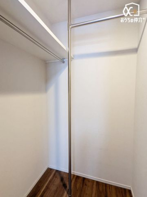 ���[ �E�H�[�N�C���N���[�[�b�g�̗l�q�ł��B���[�ɂ͐Q��E�ߗށE��̕�����L�x�Ɏ��[�\�ł��I