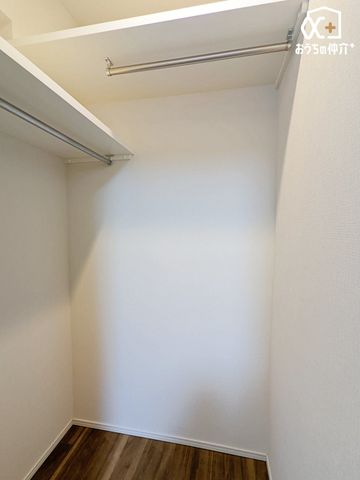 ���[ �E�H�[�N�C���N���[�[�b�g�̗l�q�ł��B���[�ɂ͐Q��E�ߗށE��̕�����L�x�Ɏ��[�\�ł��I