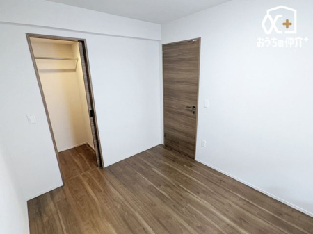 �Q�� �E�H�[�N�C���N���[�[�b�g�t���̐Q���̗l�q�ł��B�o���R�j�[������̒g���ȗz�˂��ƁA���[�͂��L�x�ȃE�H�[�N�C���N���[�[�b�g���t���Ă���Q���́A���X�̕�炵������w�L���ȕ��֕ς��Ă���܂��B