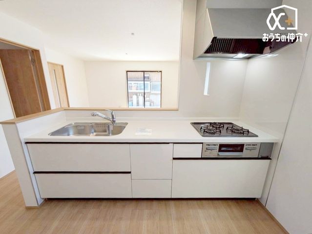 �L�b�`�� �`Kitchen�`�J�E���^�[�L�b�`���@���l�ڐ��̂�������ԁB�J�E���^�[�L�b�`���B�Ǝ������Ȃ�������q�l����ڂ𗣂��Ȃ��B���͂���l�l�ƒk�΂���B�J�E���^�[�L�b�`�������炱���\�ȓ���ł��B