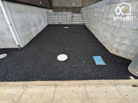  �J�[�X�y�[�X�̗l�q�ł��B�O�ʓ��H�͌�ʗʂ����Ȃ��A���Ԃ̏o����������S���ăX���[�Y�ɍs���܂��B